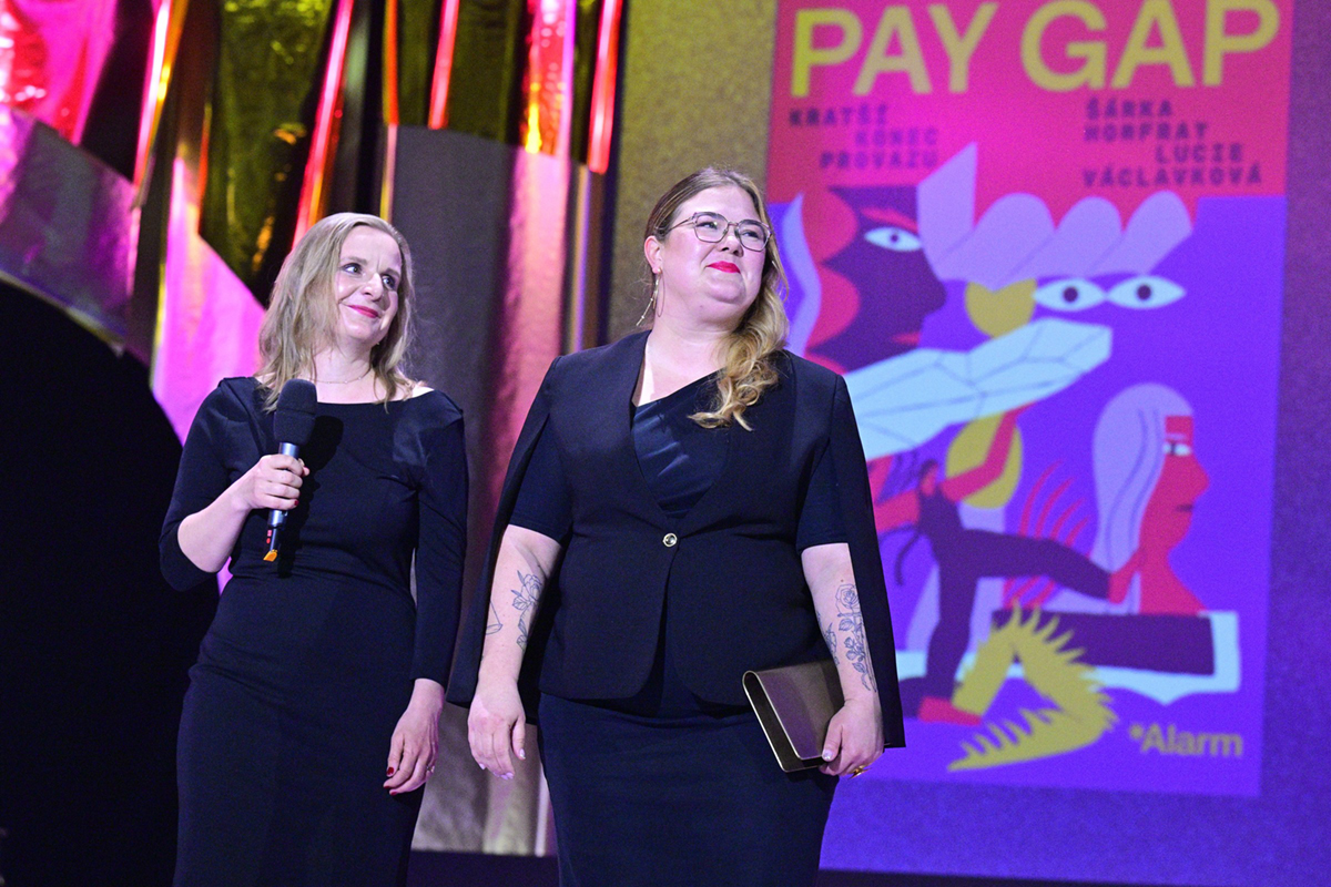 Šárka Homfray (vpravo) a Lucie Václavková, jež získaly ČRo Plus Literu za publicistiku