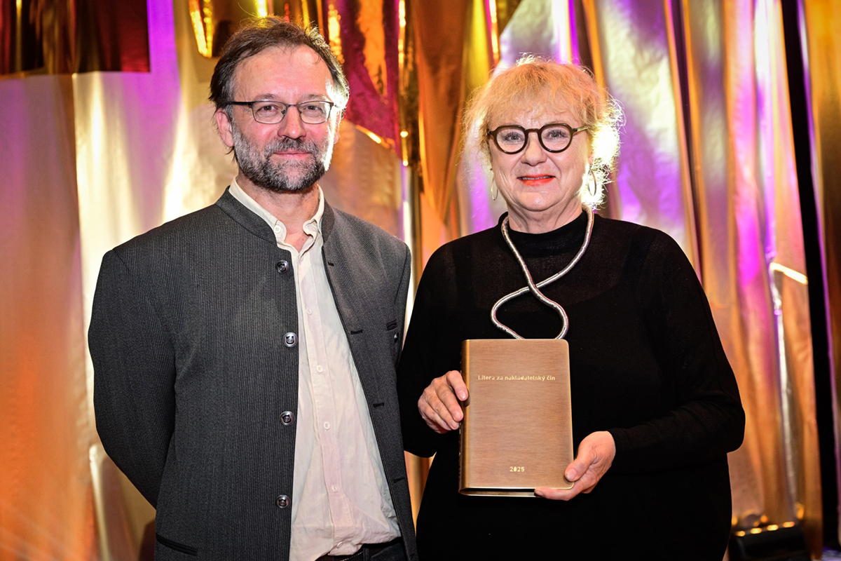 Zuzana Meisnerová Wismer (vpravo), Lukáš Bártl, Robert Krumphanzl (vlevo) a kolektiv získali Literu za nakladatelský čin díky dvojdílné publikaci System Langhans