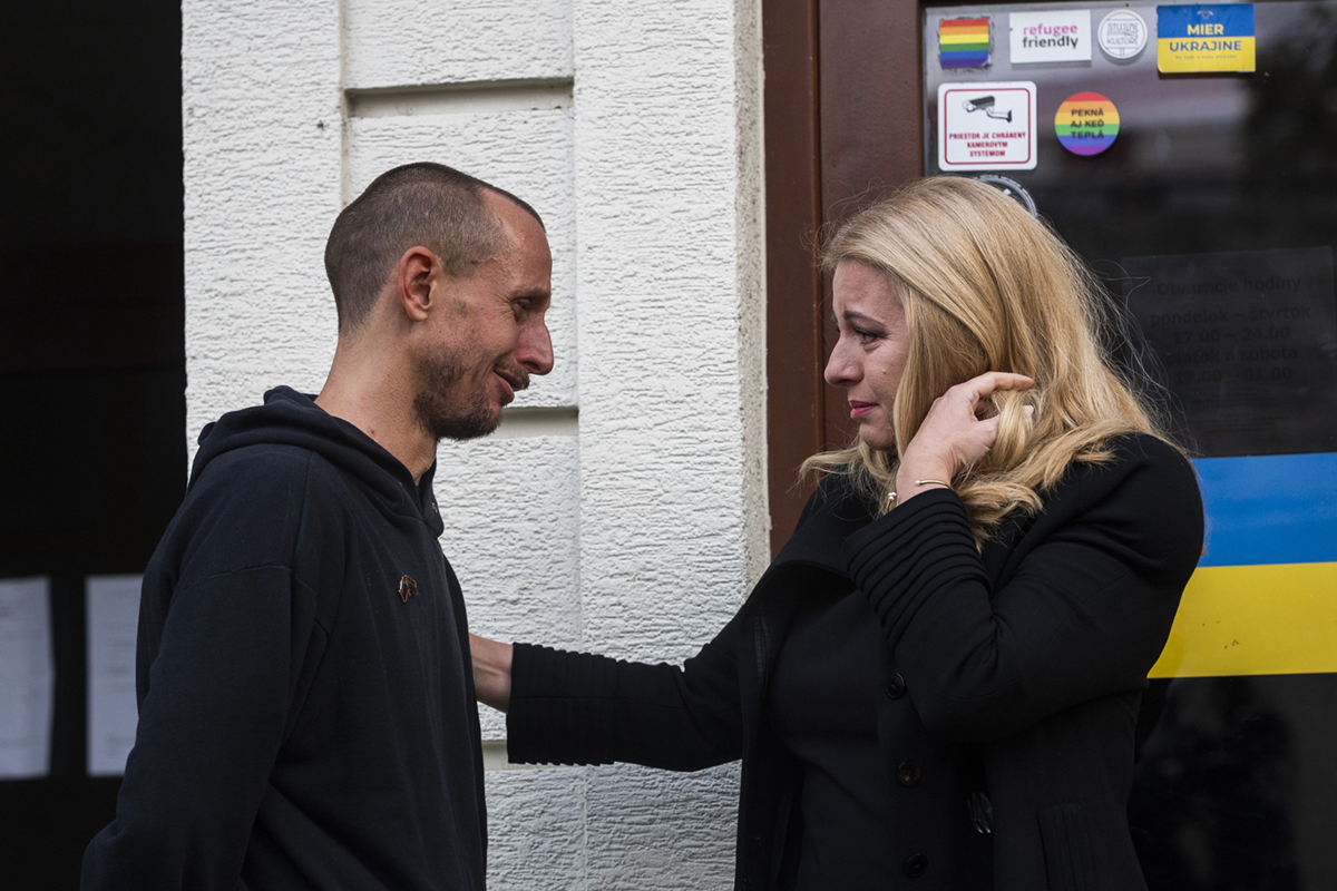 Slovenská prezidentka Zuzana Čaputová prišla položit květinu a zapálit svíčku na místo vraždy v Zámecké ulici
