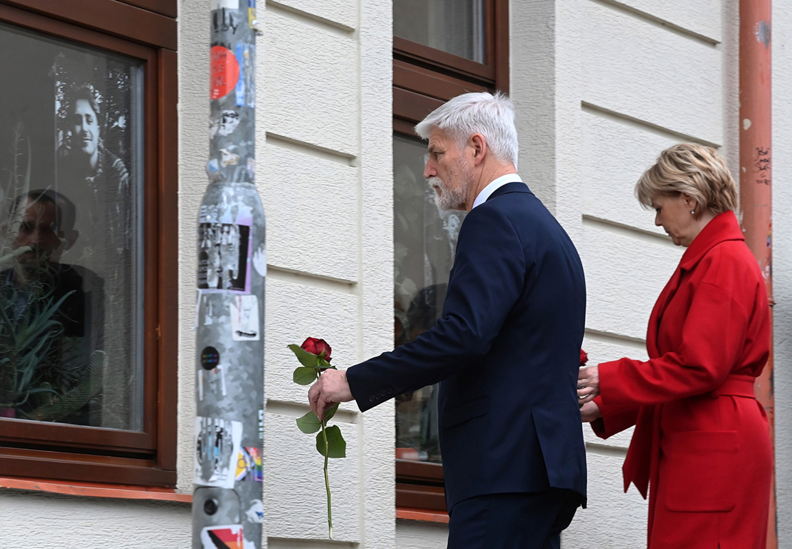 Český prezident Petr Pavel s manželkou Evou položili květiny u kavárny Tepláreň, kde útočník v říjnu 2022 zastřelil dva lidi.