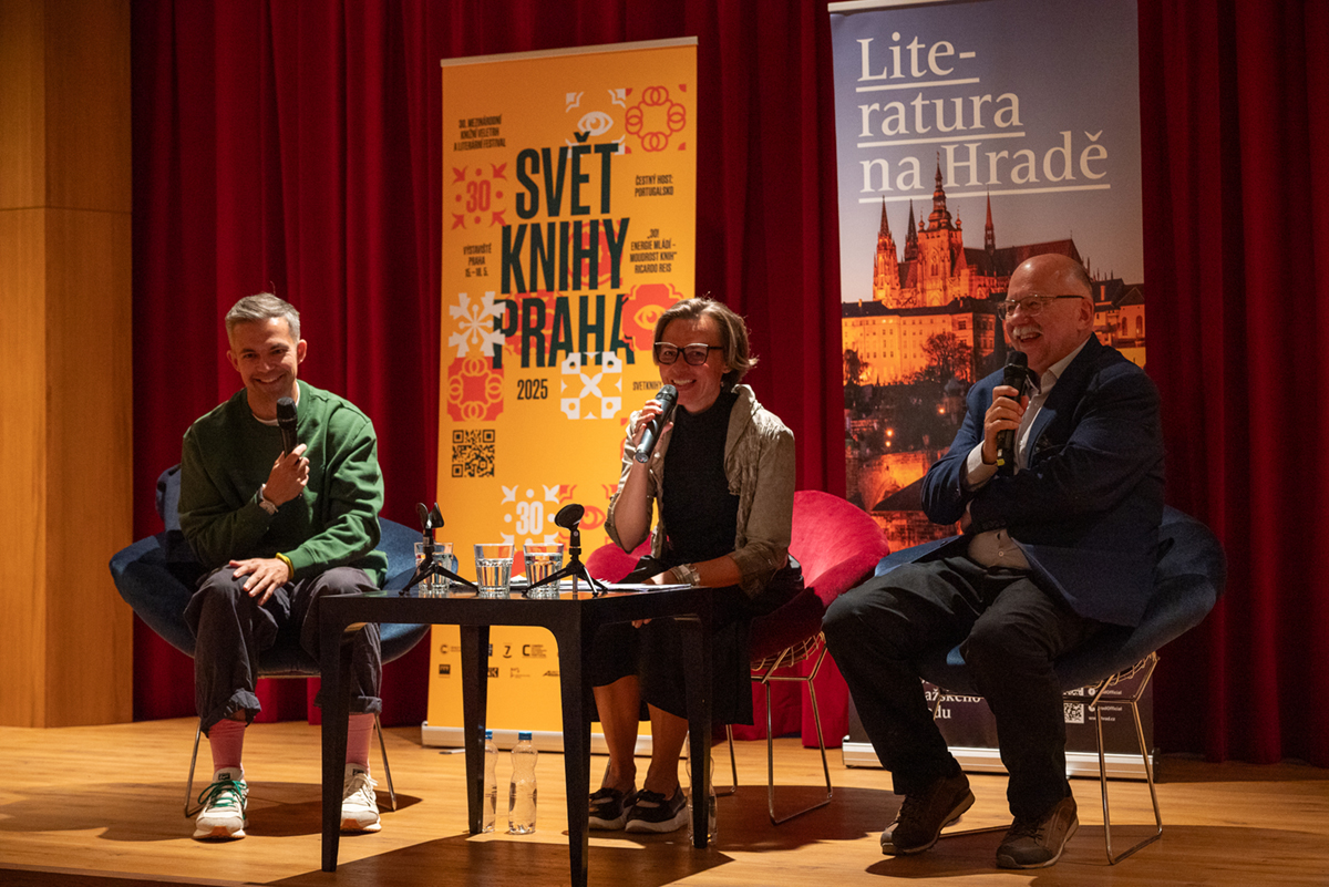 Andrej Kurkov (vpravo) na debatě Knihou proti nesvobodě s běloruským spisovatelem Sašou Filipenkem a rusistkou Radkou Rubilinou,