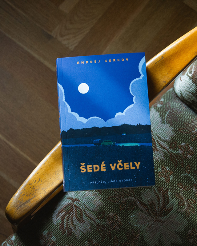 Obálka českého vydání románu Andreje Kurkova Šedé včely