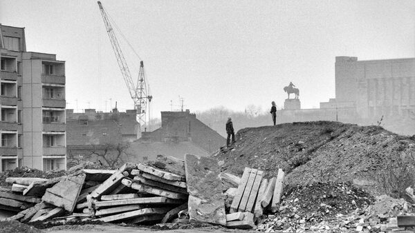 Roháčova ulice, Praha, 1982. Z knihy Přidušené město