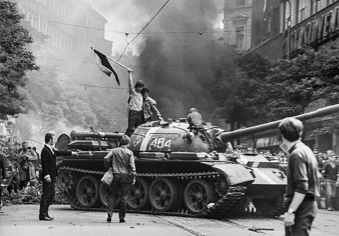 Vinohradská ulice, Praha 21. srpna 1968. Z knihy Přidušené město