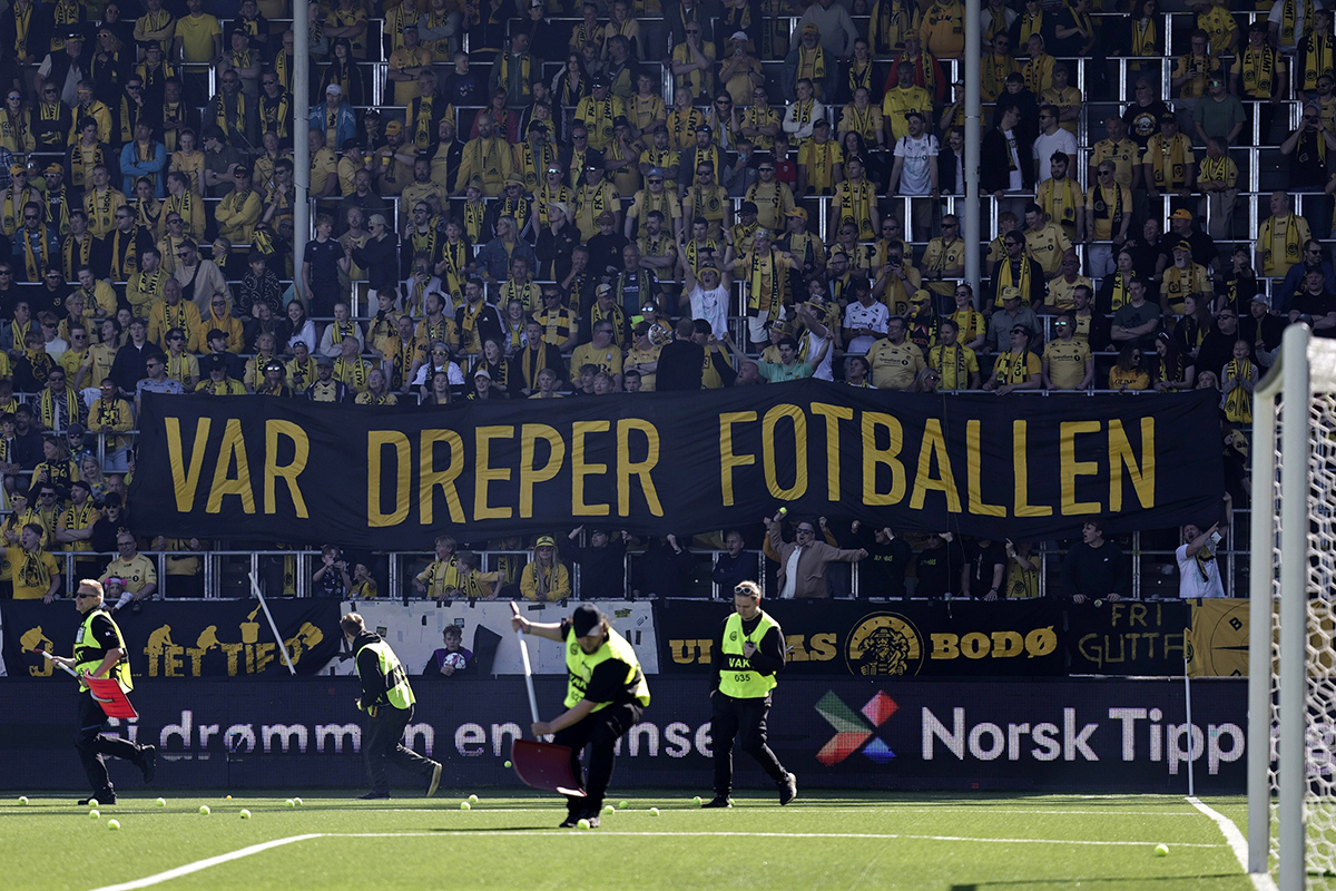Protest proti technologiím. „VAR zabíjí fotbal“ stojí na transparentu v hledišti fotbalového utkání norské ligy mezi týmy FK Bodø/Glimt a Brann; stadion v Bodø.