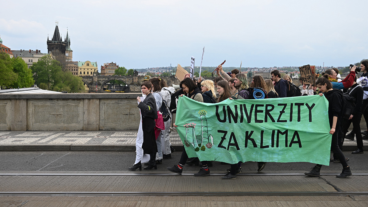 Účastníci studentského protestu s názvem Antifosilní jaro v centru Prahy