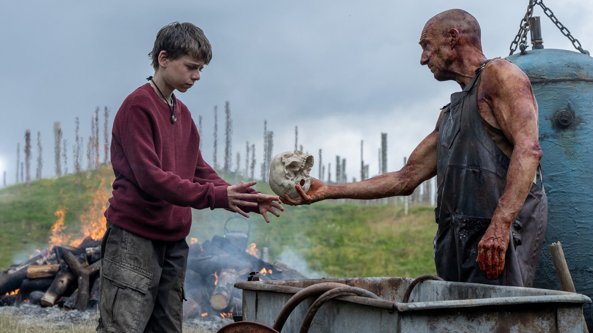 Alfie Williams a Ralph Fiennes ve filmu