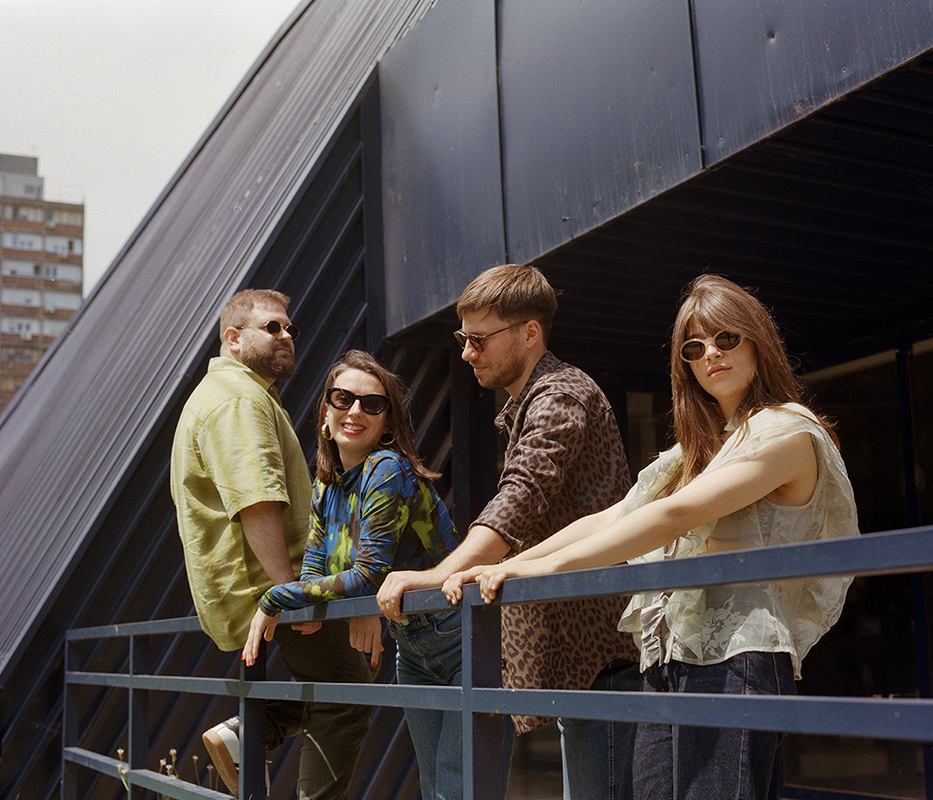 Kapela KOIKOI: Zleva Ivan Pavlović Gizmo (bicí, elektronika), Emilija Đonin (klávesy, zpěv), Marko Grabež (kytara, zpěv), Emilija Đorđević (baskytara zpěv). Foto: Nemanja Knezević