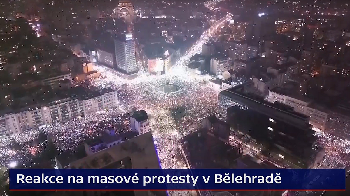 Reportáž <em>Událostí</em> informující o masových protestech v Bělehradě, 16. března 2025, zdroj: iVysílání