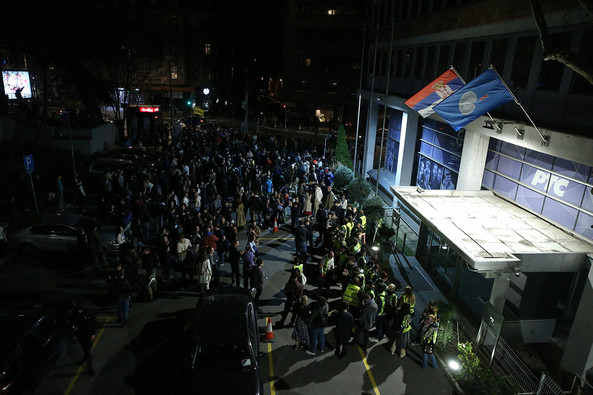 Stovky demonstrujících studentů a dalších lidí v Bělehradě blokují 11. března 2025 vchody do hlavní budovy srbské státní televize a rozhlasu (RTS). Foto: Abaca Press / Profimedia