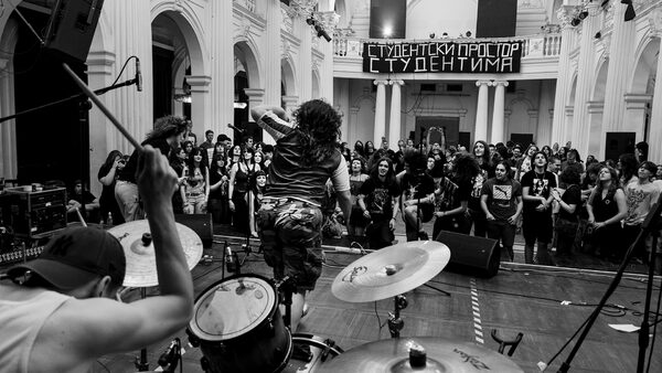 Jeden z koncertů v bělehradském SKC (Studentski Kulturni Centar). Letos se vedly boje o to, aby toto „kulturní centrum bylo vráceno studentům, kteří se budou sami věnovat přípravě programů, které sami považují za relevantní,“ říká historička umění Milica Pekić. Foto: Marko Brusić