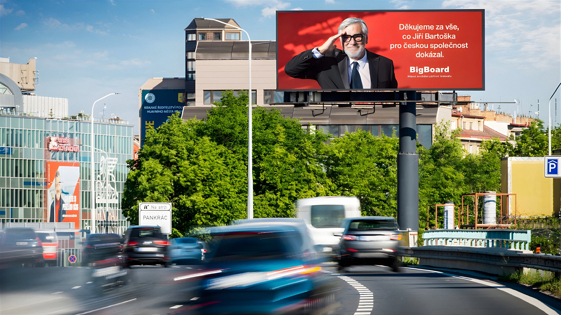Jiří Bartoška na bigboardu jako součást pietní akce