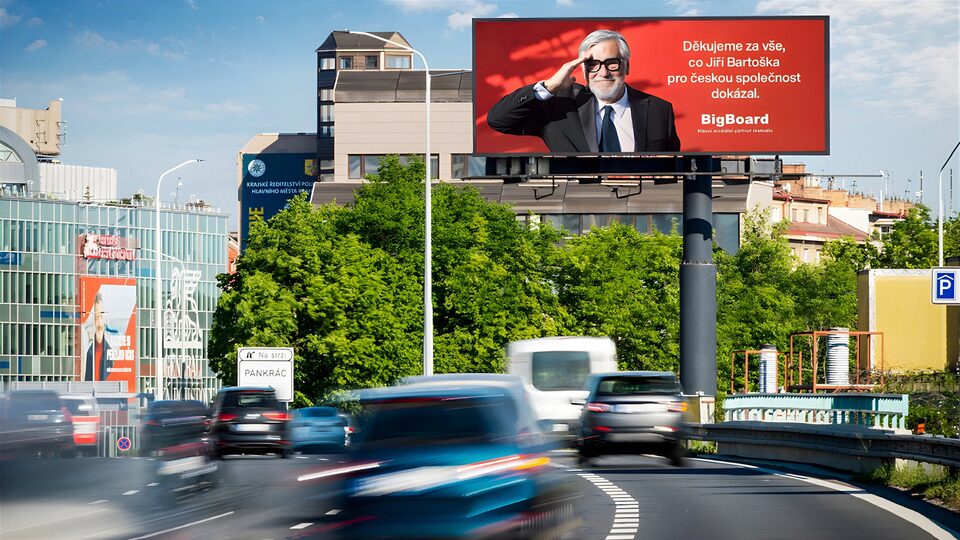 Jiří Bartoška na bigboardu jako součást pietní akce