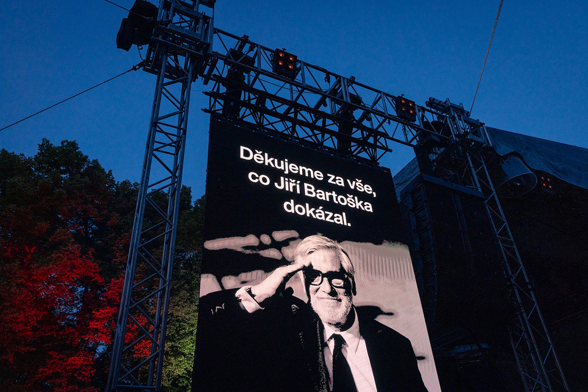 Poděkování Jiřímu Bartoškovi formou billboardů
