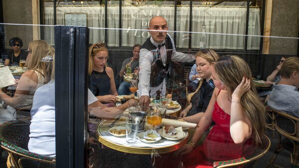 Slavná kavárna Cafe de flore na bulváru Saint-Germain v Paříži