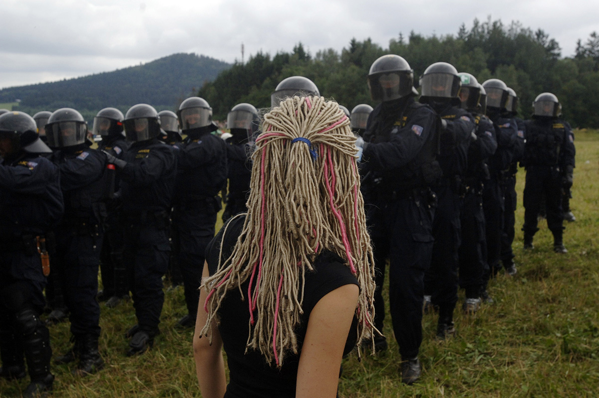 Nevítané setkání na loukách u Mlýnce na Tachovsku – CzechTek, 30. července 2005. Foto: ČTK – Petr Eret