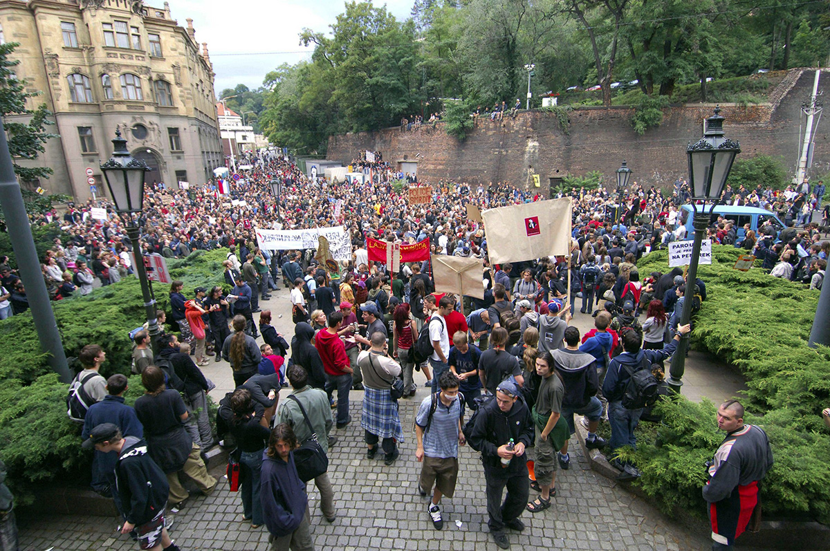 Demonstranti před pražským Úřadem vlády ČR protestují 10. srpna 2005 proti zásahu policie vůči účastníkům technoparty CzechTek 2005 u Mlýnce na Tachovsku. Foto: ČTK – Michal Doležal