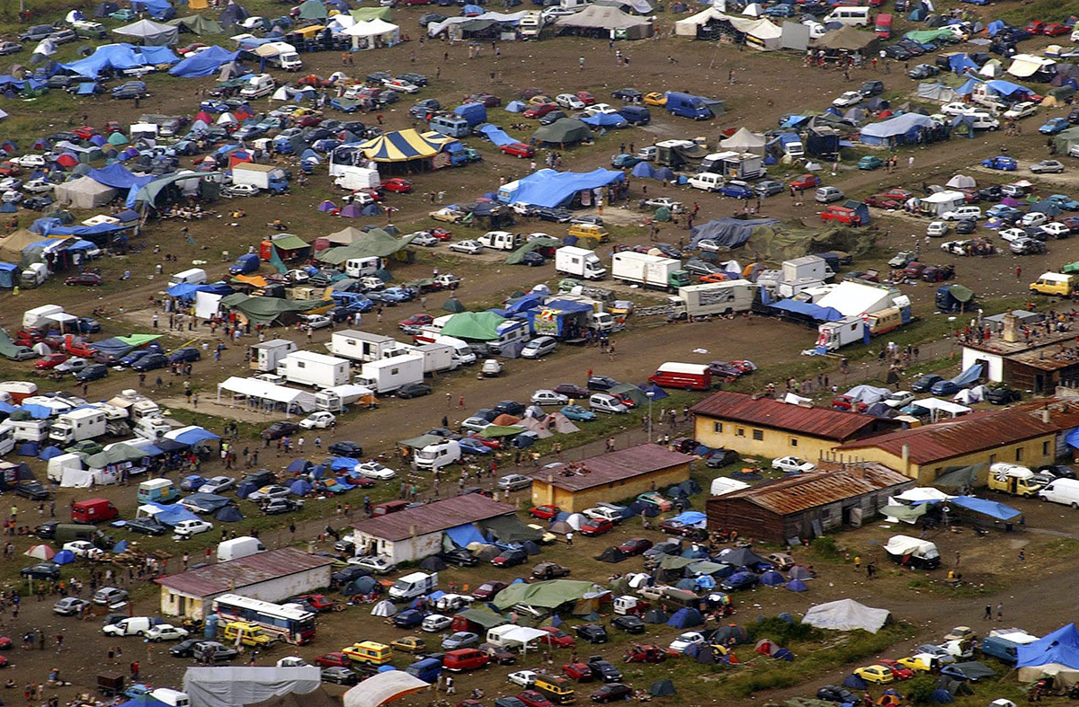 Masa na konec. CzechTek na konci července 2006 v Doupovských horách na Chomutovsku. Dorazilo přes čtyřicet tisíc lidí. Akce se chopili úřady a obchodníci. Organizátoři posléze oznámili, že šlo o poslední CzechTek, neboť akce ztrácí původní ideály. Foto: ČTK – Ivan Babej