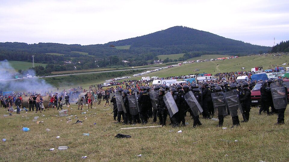 Zásah. Více než tisícovka policejních těžkooděnců zakročila 30. července 2005 na loukách u Mlýnce na Tachovsku proti účastníkům technoparty CzechTek. Foto: ČTK – Michal Vlk
