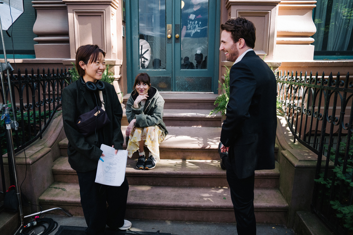 Režisérka filmu Celine Song (vlevo), Dakota Johnson a Chris Evans při natáčení Dokonalé shody