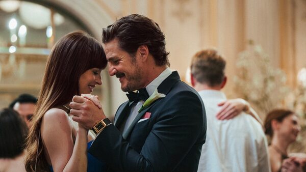 Dakota Johnson a Pedro Pascal ve filmu Dokonalá shoda
