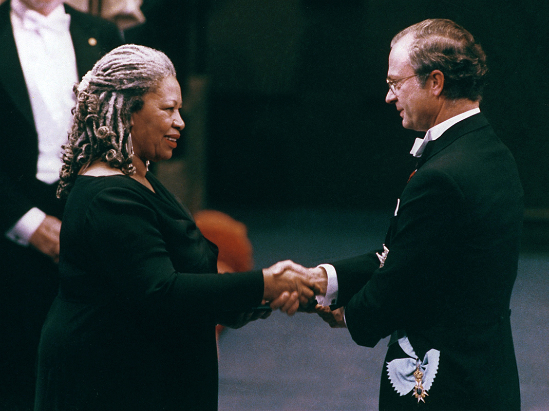 Americká spisovatelka Toni Morrison přebírá 10. prosince 1993 ve Stockholmu Nobelovu cenu za literaturu
