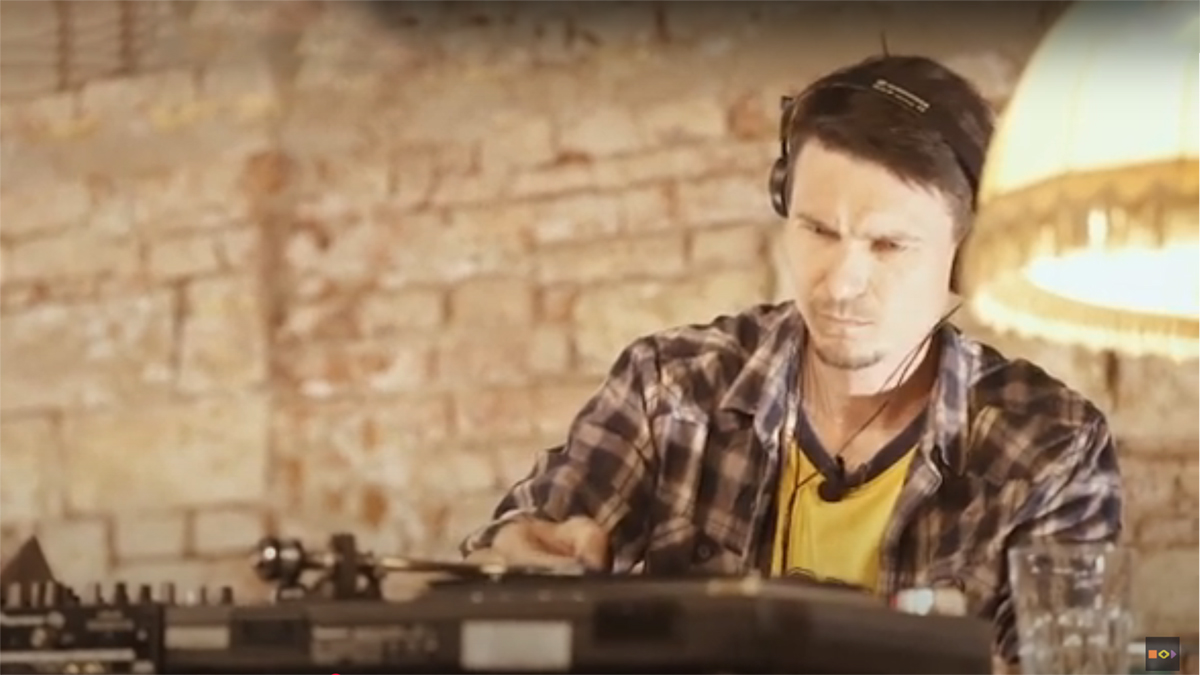 Poslechový pořad DJ Pocoloca z vinylů jménem Stop, Look & Listen v pražském podniku Studio Paměť, kde zaznělo i uskupení Minyo Crusaders, zdroj: YouTube