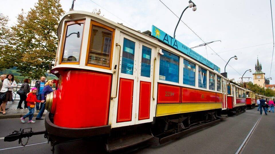 Historická tramvaj ve slavnostním průvodu ke 140. výročí pražské MHD