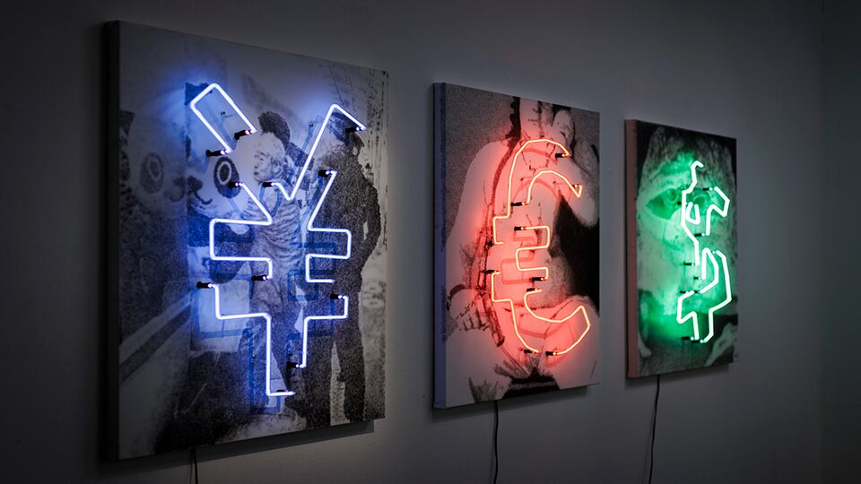 ¥€$ / 2024 / airbrush, neon / ve spolupráci s Matějem Janákem / foto: Lukas K. Stiller