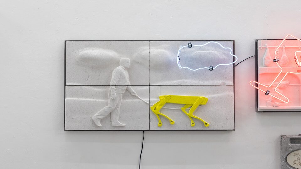 Kuchyňský pes (Good Boy, Fragile, Starého psa novým kouskům nenaučíš, The Turnspit) / 2025 / instalace / Ytong, neon, sádra, holografická projekce / foto: Jonáš Verešpej