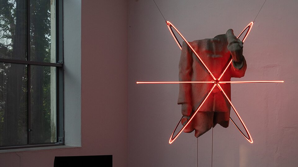 Pechblende / 2023 / instalace / polystyren, neon, kov, video / foto: Jonáš Verešpej