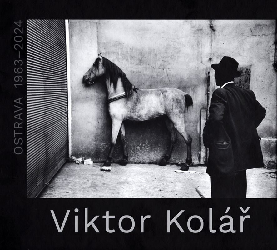 Titulní strana Kolářovy monografie s fotografií z roku 1967