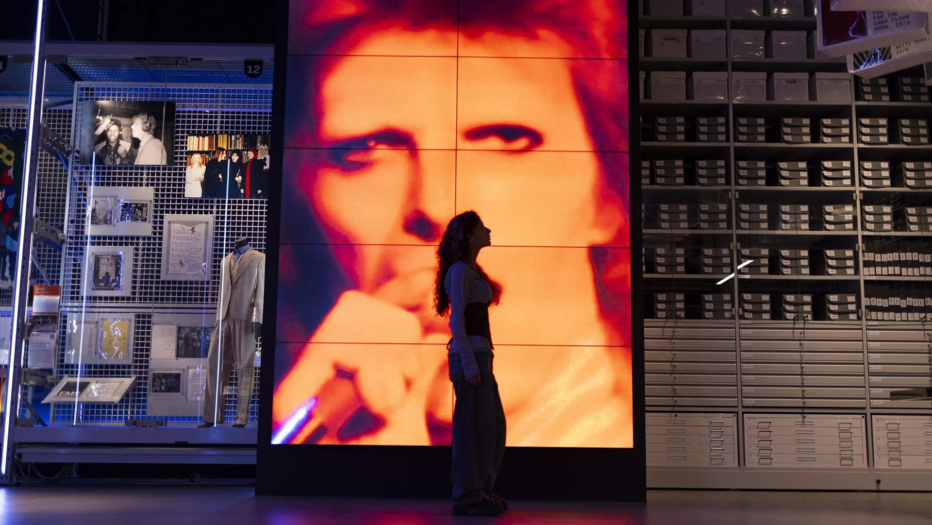 Pohled do expozice londýnského David Bowie Center