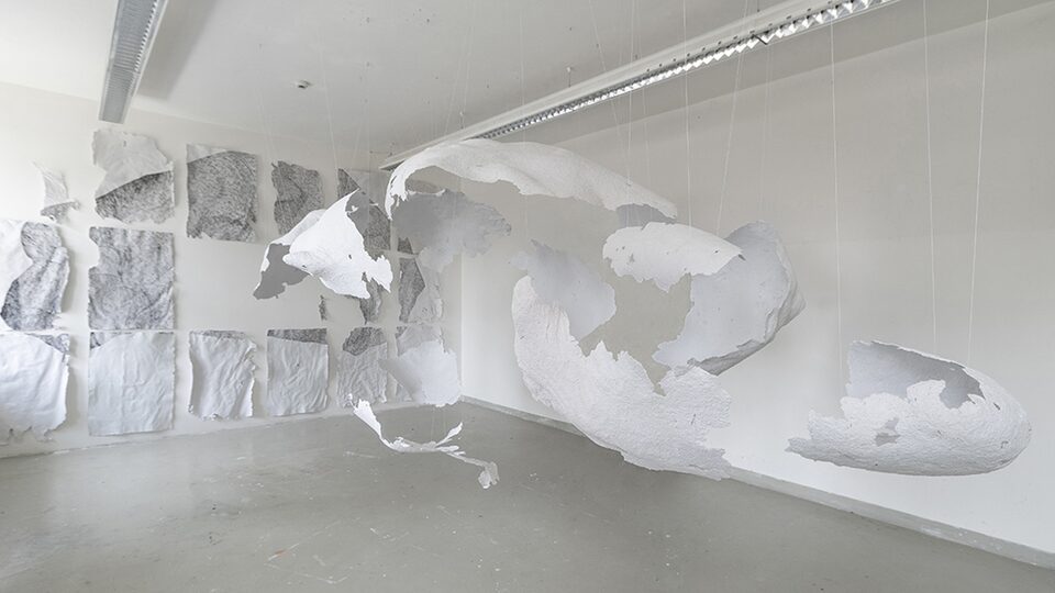 Kreslení odněkud někam / 2019 / instalace – objekt, kresba / ruční papír, tuš / objekt 2 × 3 × 5 m, papíry B1 / foto: Jiří Dvořák, Filip Švácha, Bohdana Medřická
