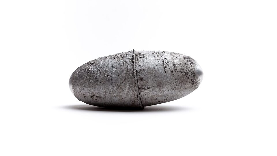 Vejce z bezčasí / 2019 / objekt / hliník, bukové dřevo, čedičový kámen / 300 × 150 × 150 mm / foto: Filip Švácha