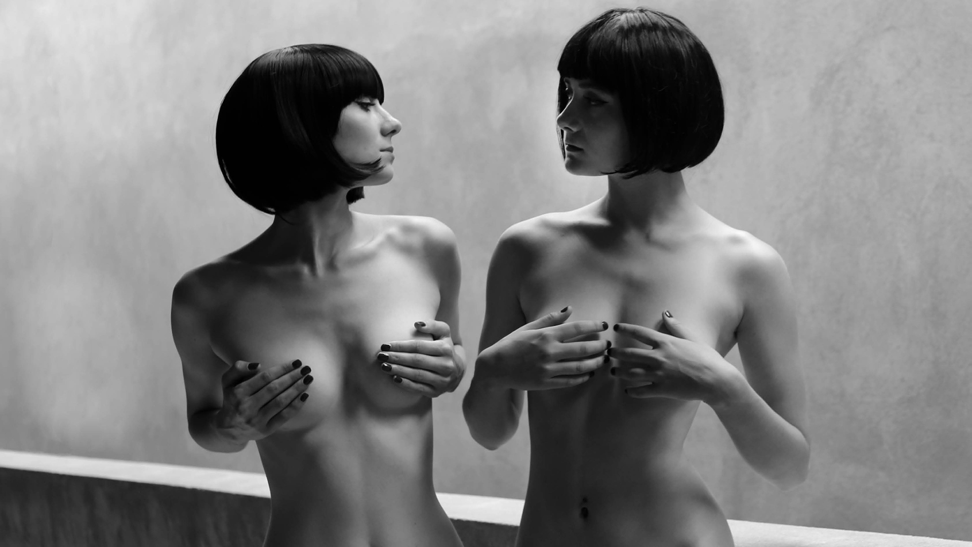 Výřez z fotografie Sestry II (2022) na výstavě Terezy z Davle Padesát na padesát v Leica Gallery Pragu (celá fotografie v galerii níže). Foto: © Tereza z Davle