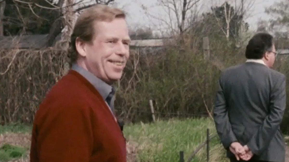 Václav Havel prochází zahrádkářskou kolonií