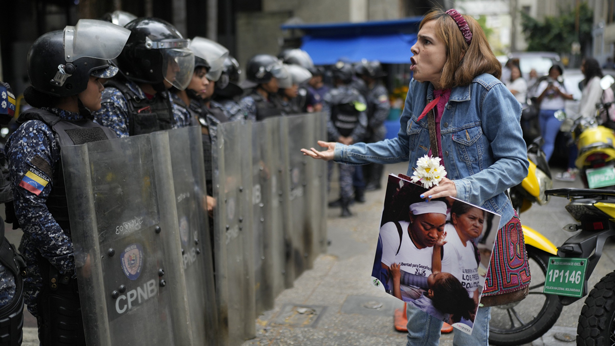Caracas 8. dubna 2025: policie zabránila skupině demonstrantů a aktivistů dostat se k prezidentskému paláci Miralflores. Aktivisté chtěli předat dopis venezuelskému prezidentu Nicolasu Madurovi.