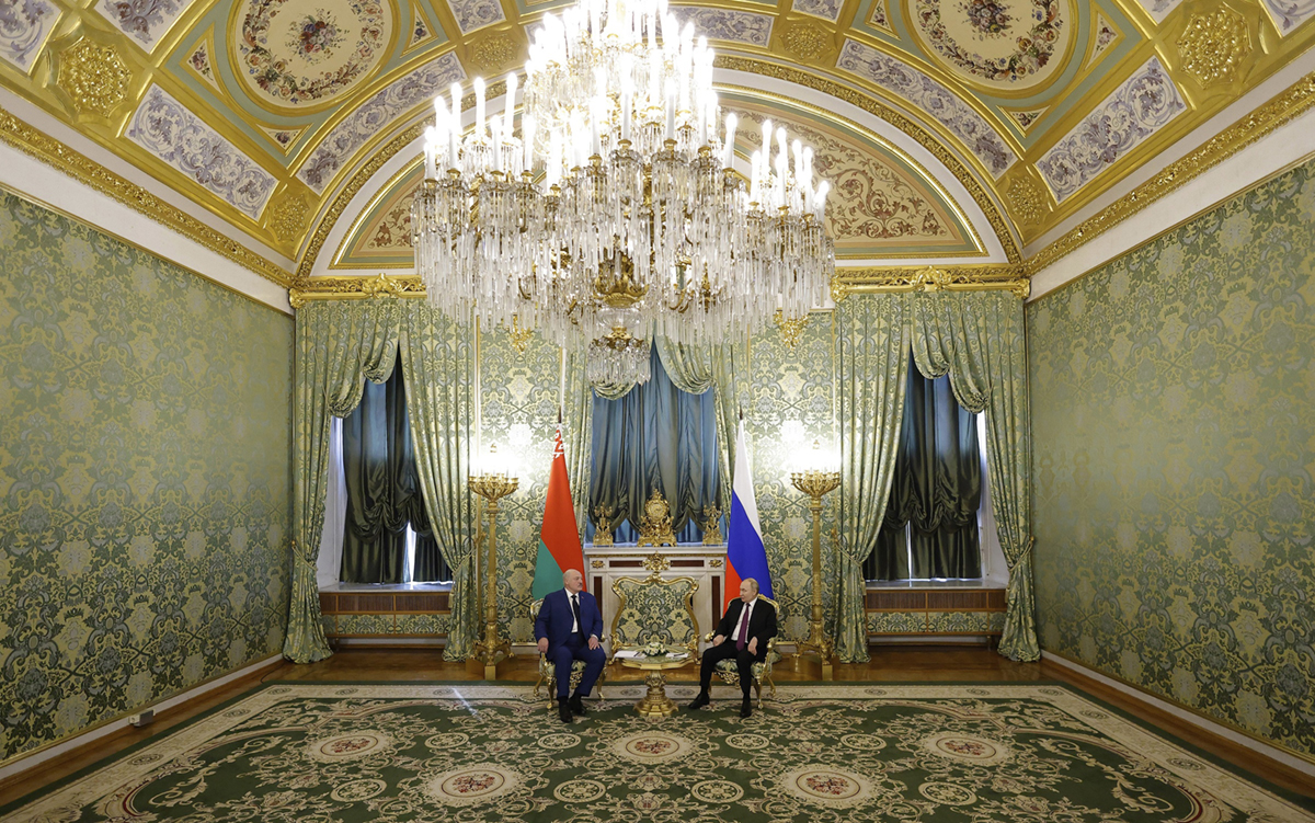 Ruský prezident Vladimir Putin (vpravo) a běloruský prezident Alexandr Lukašenko