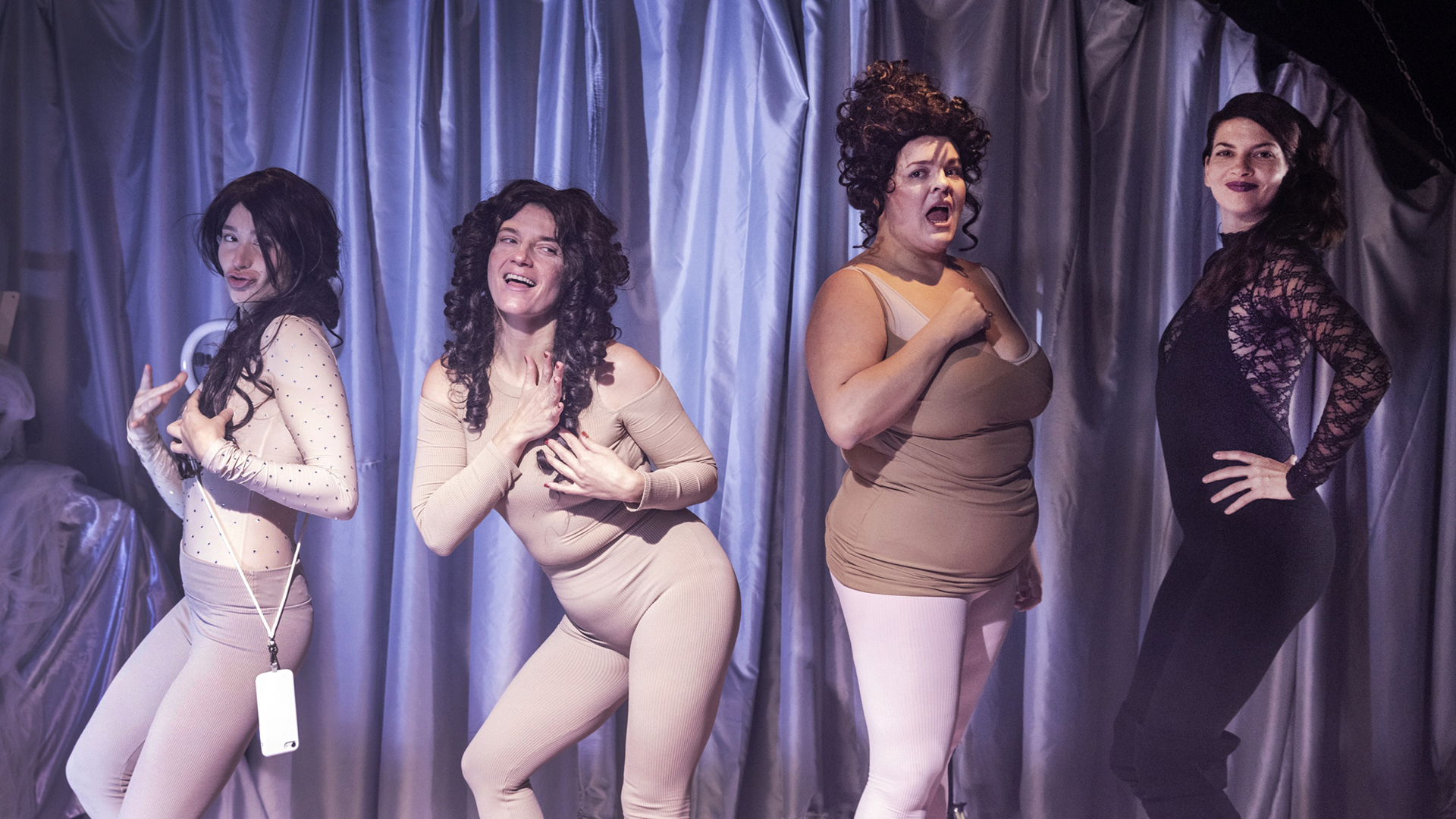 Zleva Anežka Šťastná, Anita Krausová, Nataša Bednářová a Markéta Ptáčníková v inscenaci V zrcadlové síni pražského A studia Rubín