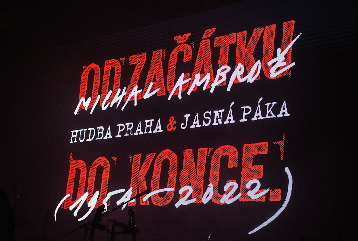Pražská Lucerna 10. ledna 2023: výzdoba ke koncertní vzpomínce na Michala Ambrože