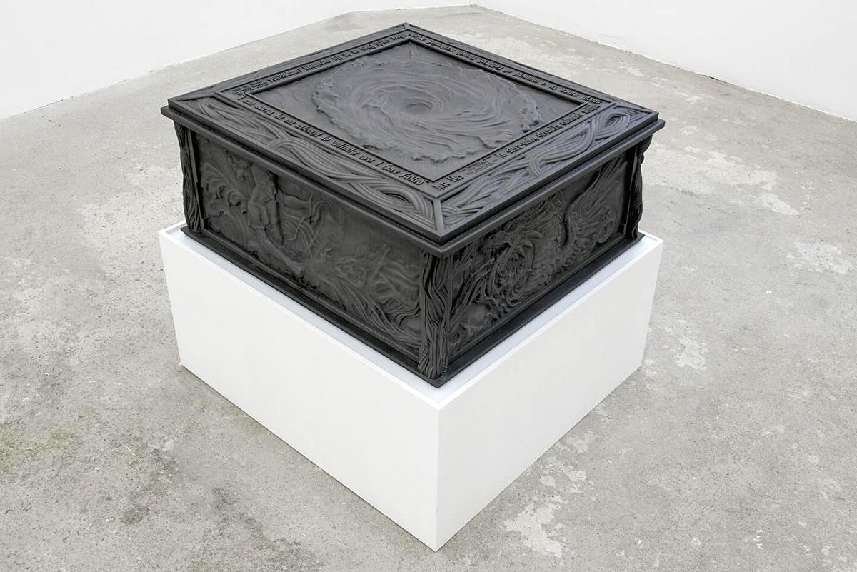 Sarkofág, který vytvořil v USA působící umělec a pedagog Filip Kostic pro svůj herní počítač