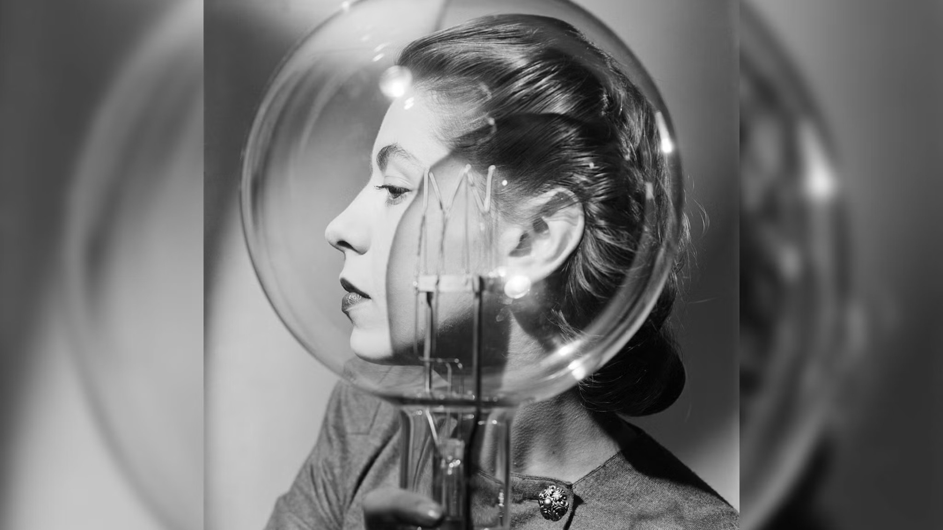 Lee Miller: Výřez z fotografie Model se žárovkou,