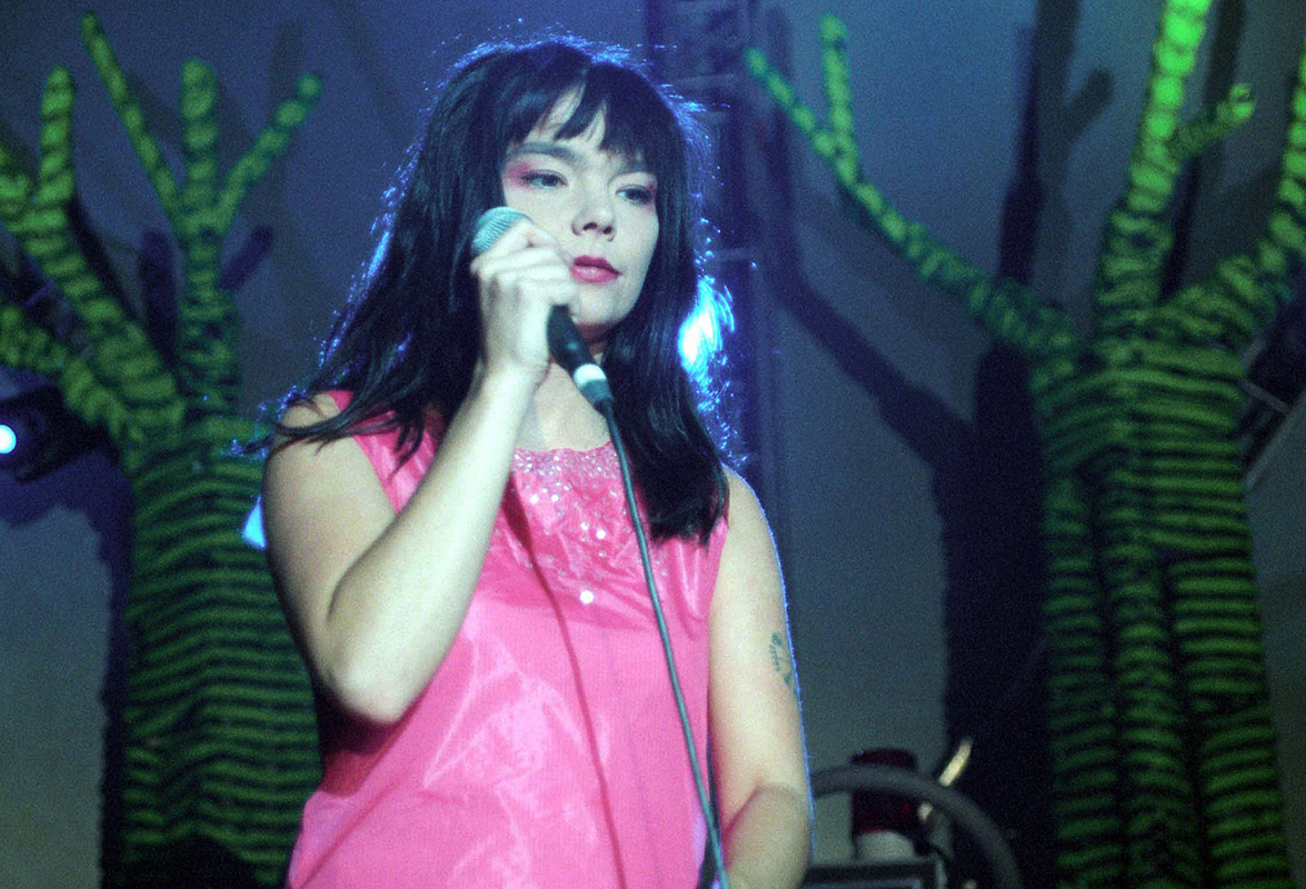 Björk při vystoupení v pražském Paláci kultury 30. září 1995