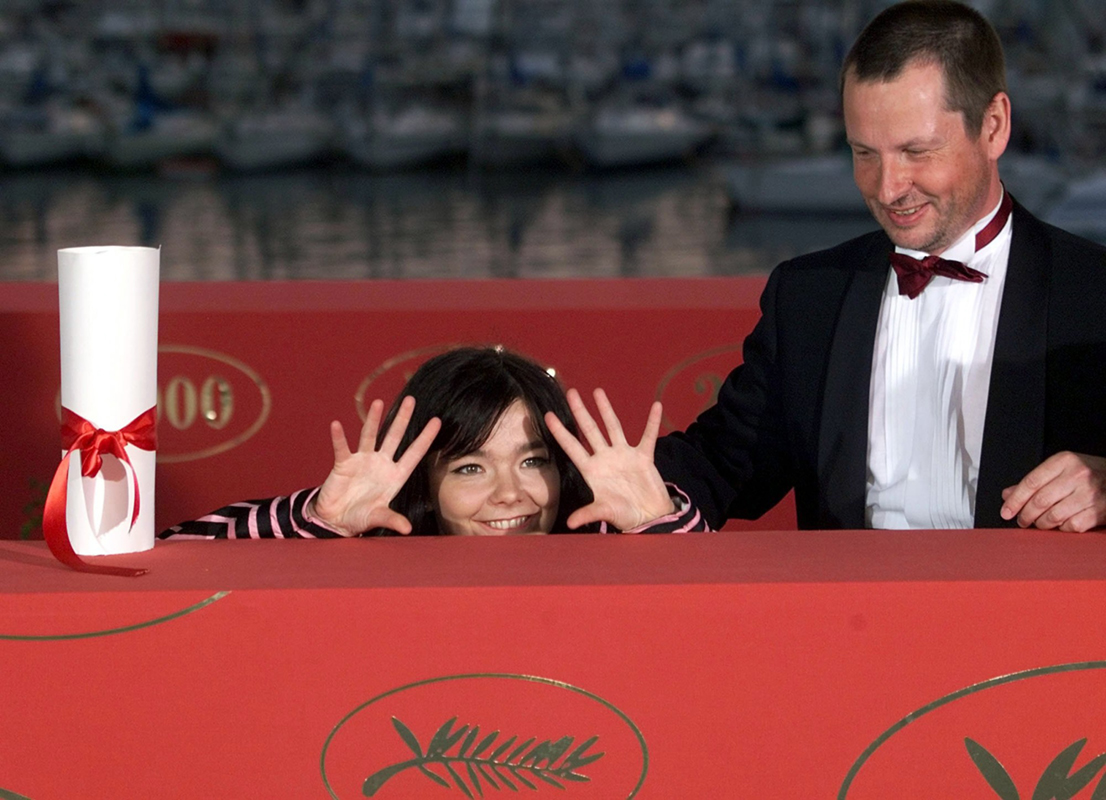 Björk coby držitelka ceny za nejlepší herečku pózuje s dánským režisérem Larsem von Trierem