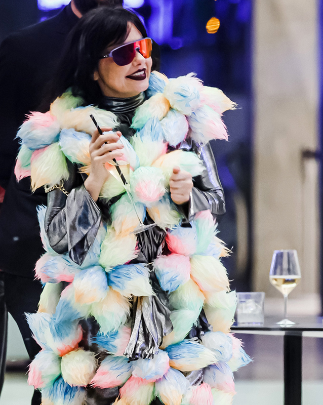 Björk přijíždí 9. dubna 2025 do italského Milána