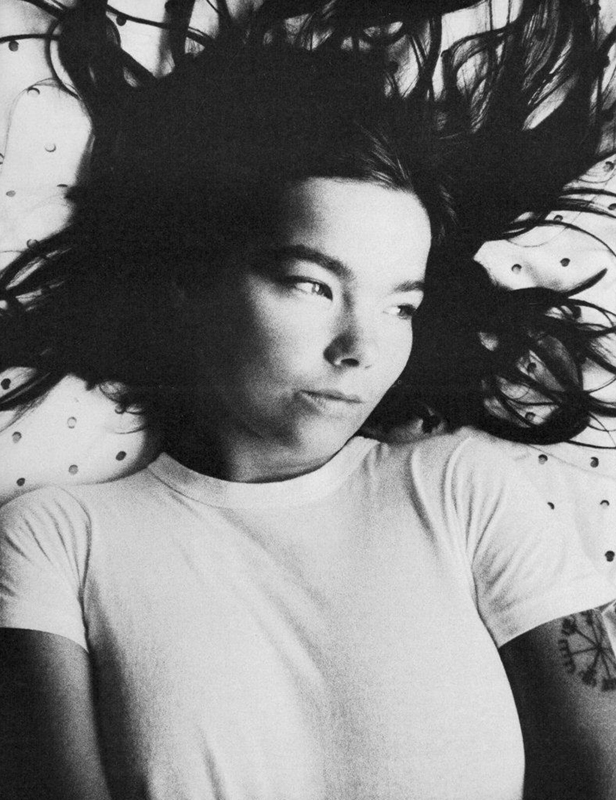 Björk na fotografii, kterou použila na obal svého debutového sólového alba Debut