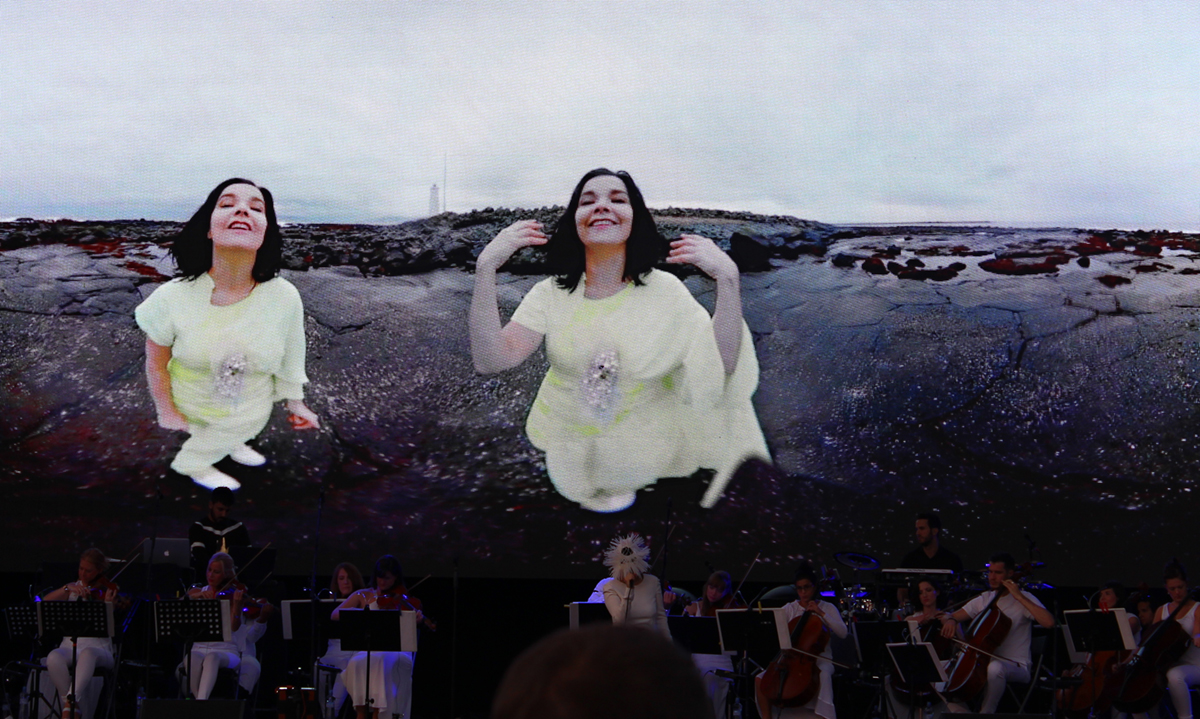 Björk vystoupila v roce 2015 na festivalu Colours of Ostrava
