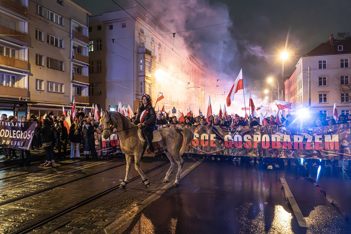 Vratislav, 11. listopadu 2025: pochod nacionalistů a krajně pravicových skupin prochází městem u příležitosti Dne nezávislosti Polska