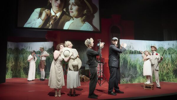 Záběr z inscenace Zlaté město pražského Divadla v Dlouhé